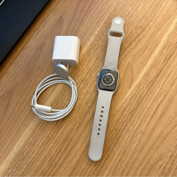 Apple Watch Series 8 GPS + Cellular 41mm Starlight Aluminum Case - Picture 3 of 6